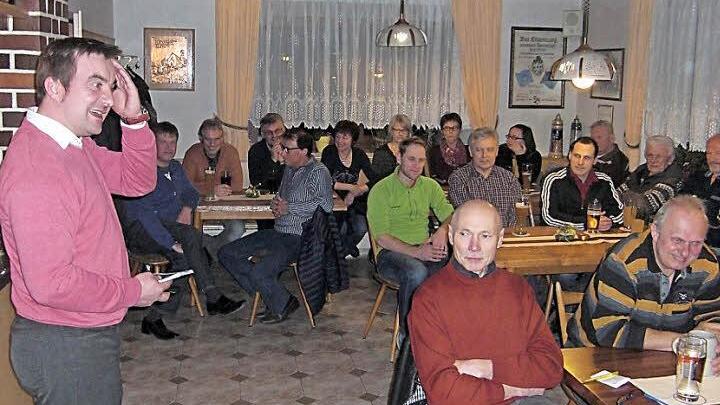 Bürgermeister Förtsch stand bei der Bürgerversammlung Rede und Antwort.  Foto: Löwisch