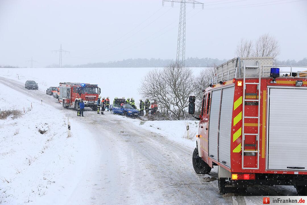 Auto ruscht bei Amlingstadt in den Graben