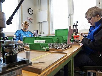 Denise Schierling und Jasmin Beirowski setzen Lager zusammen.Foto: Arkadius Guzy