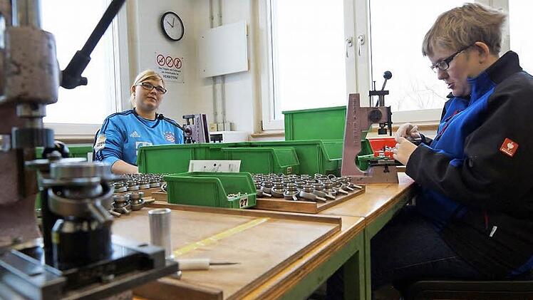 Denise Schierling und Jasmin Beirowski setzen Lager zusammen.Foto: Arkadius Guzy