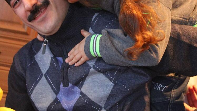 Die kleine Swar (5) drückt ihren Vater Walid Daoud. Die gesamte Familie ist froh, in Deutschland sicher zu sein. Die Familie kommt direkt aus Aleppo - und will nie wieder zurück