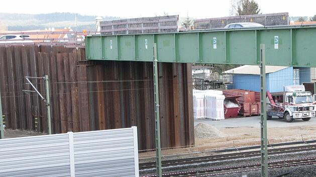 Die Behelfsbr&uuml;cke in Baiersdorf wird am letzten April-Wochenende abgebrochen. Der enge Zeittakt lasse keine andere Wahl, bedauert die Bahn.  Fotos: Josef Hofbauer
