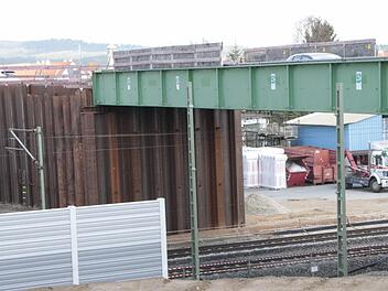 Die Behelfsbrücke in Baiersdorf wird am letzten April-Wochenende abgebrochen. Der enge Zeittakt lasse keine andere Wahl, bedauert die Bahn.  Fotos: Josef Hofbauer