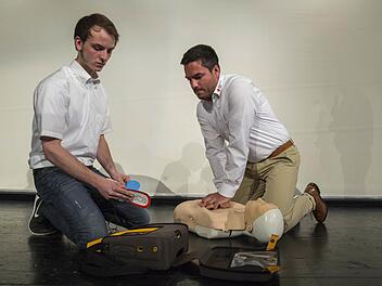 Der BRK-Rettungssanitäter und Einsatzleiter Daniel Schirmer (rechts) und sein Kollege Maximilian Keeß (Bundesfreiwilliger im Rettungsdienst) führten auf der Bühne die Reanimation mit dem Einsatz eines Defibrillator vor.