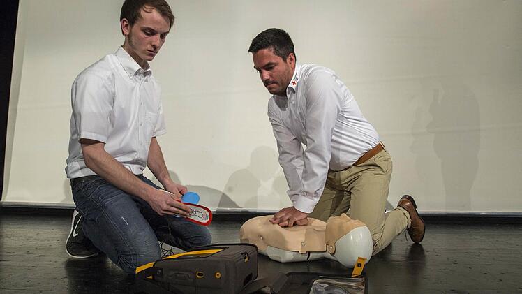 Der BRK-Rettungssanitäter und Einsatzleiter Daniel Schirmer (rechts) und sein Kollege Maximilian Keeß (Bundesfreiwilliger im Rettungsdienst) führten auf der Bühne die Reanimation mit dem Einsatz eines Defibrillator vor.