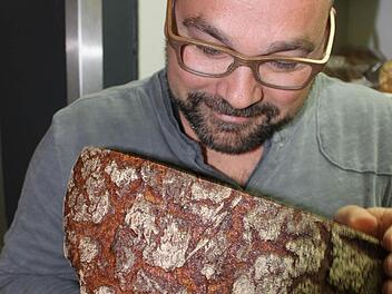 Bäckermeister Jochen Schäfer begutachtet eine neue Brot-Kreation. Foto: Popp