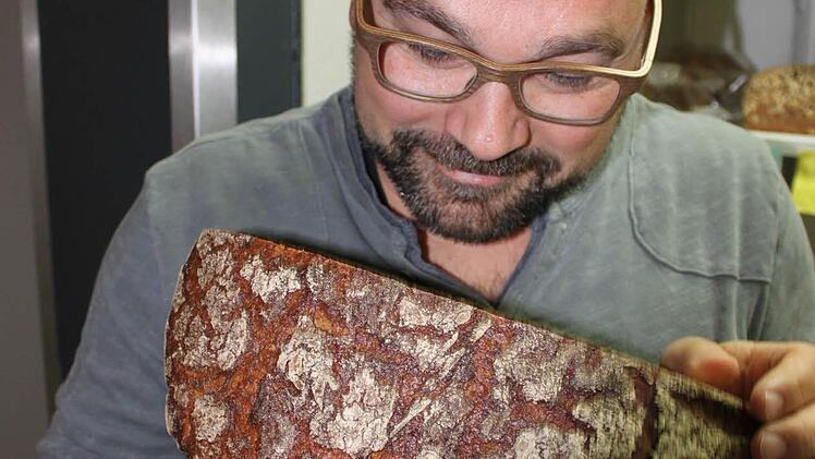 Bäckermeister Jochen Schäfer begutachtet eine neue Brot-Kreation. Foto: Popp