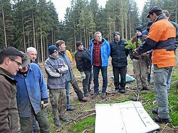 Frische und Wurzelausformung spielen bei der Pflanzung eine entscheidende Rolle, zeigt Revierleiter Christof Maar an Beispielen und Qualitätsrichtlinien. Links Projektleiter Marco Kunz  Foto: K.- H. Hofmann