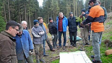 Frische und Wurzelausformung spielen bei der Pflanzung eine entscheidende Rolle, zeigt Revierleiter Christof Maar an Beispielen und Qualitätsrichtlinien. Links Projektleiter Marco Kunz  Foto: K.- H. Hofmann