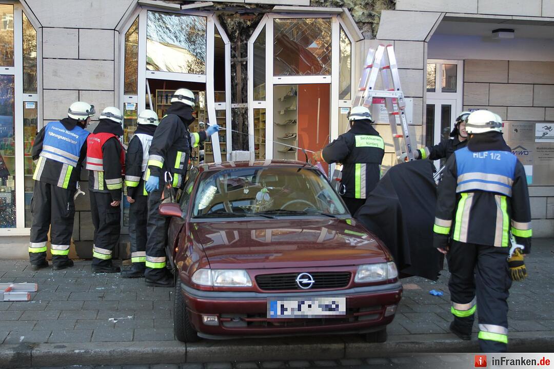 Auto kracht rückwärts in Reformhaus