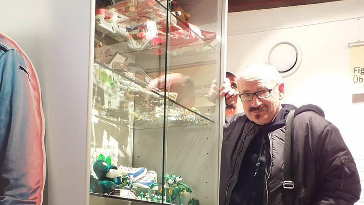 Helmut Fischer mit Puma-Werbemitteln