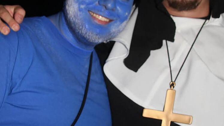 Oberschlumpf kuschelt mit einer Nonne - das gibt es nur beim Blütenfasching.