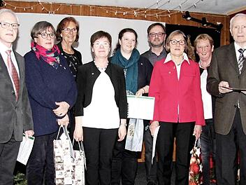 Ursula Welker (2. v. r.) und Gerald Fink (4. v. r.) ehrten die langjährigen Mitglieder. Foto: Richard Sänger