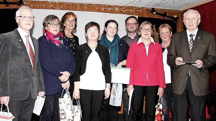 Ursula Welker (2. v. r.) und Gerald Fink (4. v. r.) ehrten die langjährigen Mitglieder. Foto: Richard Sänger