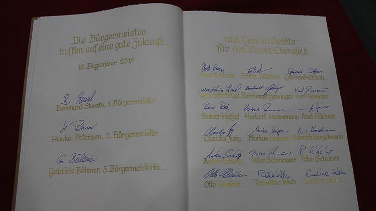 Die drei Ebensfelder Bürgermeister und alle Gemeinderäte haben sich auf der ersten Seite des Goldenen Buches eingetragen.Matthias Einwag