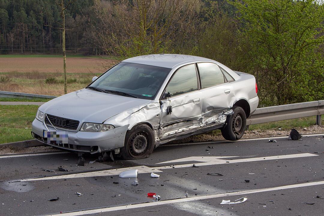 Tödlicher Unfall bei Zirndorf: Motorradfahrer stirbt nach Kollision mit Polizeiauto