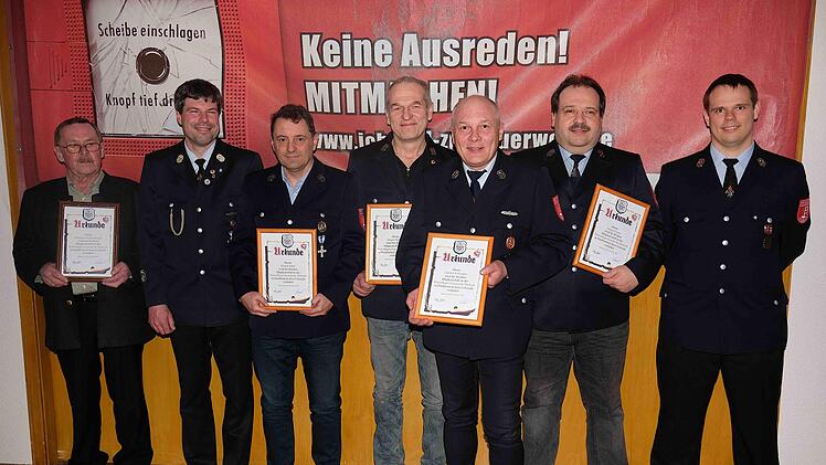 Ehrungsfoto (von links): Helmut Schellenberger, Steffen Schärpf, Martin Prinz, Jürgen Matthes, Günter Schneider, Jürgen Vieres und Florian Ziegler.Gerd Schaar