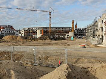 Wo der Kran steht, werden die ersten Reihenhäuser hochgezogen, rechts entstehen Eigentumswohnungen.  Foto: Barbara Herbst