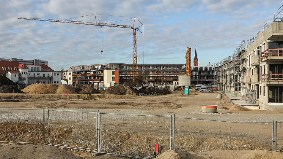 Wo der Kran steht, werden die ersten Reihenhäuser hochgezogen, rechts entstehen Eigentumswohnungen.  Foto: Barbara Herbst