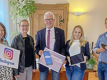 Das Social-Media-Team der Stadt Haßfurt, von links: Stefanie Schleicher (Kulturamt), Silke Brochloß-Gerner (Leiterin des Kulturamtes), Bürgermeister Günther Werner, Annabell Sahlender (Pressesprecherin und Öffentlichkeitsarbeit) und Stephan Schneider (Geschäftsleiter der Stadt Haßfurt)  Foto: Christine Reinders, Digital Office der Stadt Haßfurt