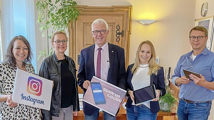 Das Social-Media-Team der Stadt Haßfurt, von links: Stefanie Schleicher (Kulturamt), Silke Brochloß-Gerner (Leiterin des Kulturamtes), Bürgermeister Günther Werner, Annabell Sahlender (Pressesprecherin und Öffentlichkeitsarbeit) und Stephan Schneider (Geschäftsleiter der Stadt Haßfurt)  Foto: Christine Reinders, Digital Office der Stadt Haßfurt