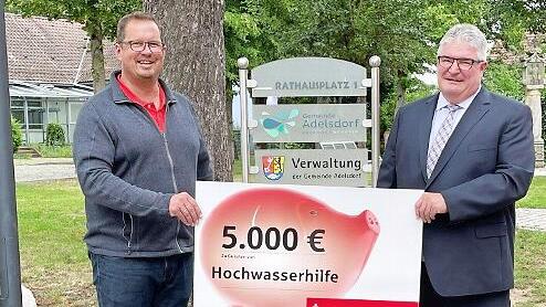 Zweiter B&uuml;rgermeister G&uuml;nter M&uuml;nch (links) mit Gesch&auml;ftsstellenleiter Norbert Je&szlig;berger bei der Spenden&uuml;bergabe in Adelsdorf