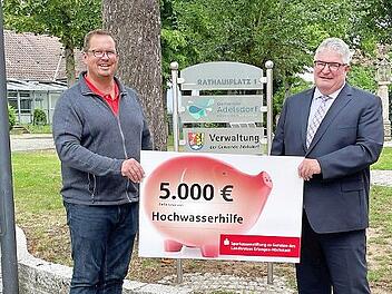 Zweiter Bürgermeister Günter Münch (links) mit Geschäftsstellenleiter Norbert Jeßberger bei der Spendenübergabe in Adelsdorf
