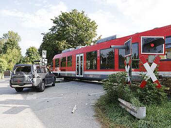 Zug erfasst Auto in Fürth: ein Mensch verletzt, Bahnstrecke blockiert