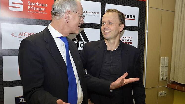 Erlangens Oberbürgermeister Siegfried Balleis (links) tauschte sich auch nach der Pressekonferenz noch intensiv mit HBL-Geschäftsführer Frank Bohmann aus.  Fotos: Picturedreams