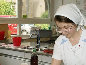 Hochkonzentriert: Marina Vizl macht Salat unter den Augen der Prüferinnen.  Foto: Sabine Weinbeer