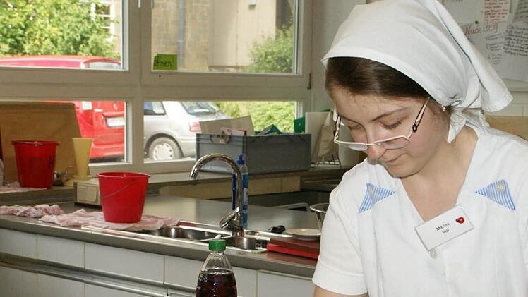 Hochkonzentriert: Marina Vizl macht Salat unter den Augen der Prüferinnen.  Foto: Sabine Weinbeer