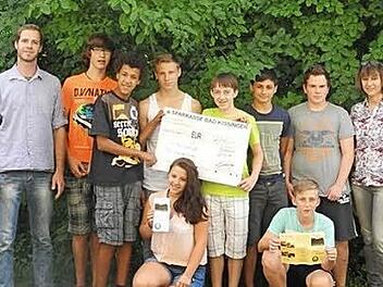 Die Schüler der 8. Klasse der Mittelschule Burkardroth zeigten ihr Können als Web-Designer. Unser Bild zeigt das Team mit (vorne) Anna-Lena Höchemer, Nick Eckert; (hinten) Matthias Schultheis (Kissinger Hütte), Philipp Bach, Dennis Kungu, Yannik Stumpf, Janick Voll, Felix Metz, Marcel Gaethke und Fachlehrerin Sabine Kiesel. Foto: privat