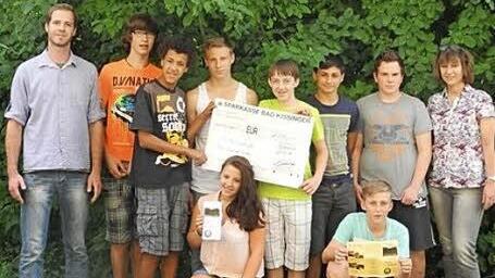 Die Schüler der 8. Klasse der Mittelschule Burkardroth zeigten ihr Können als Web-Designer. Unser Bild zeigt das Team mit (vorne) Anna-Lena Höchemer, Nick Eckert; (hinten) Matthias Schultheis (Kissinger Hütte), Philipp Bach, Dennis Kungu, Yannik Stumpf, Janick Voll, Felix Metz, Marcel Gaethke und Fachlehrerin Sabine Kiesel. Foto: privat