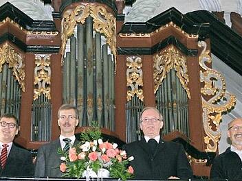 Erfreut über die gelungene Orgelrenovierung sind in Hausen (von links) Kirchenpfleger Wolfgang Leirich, Orgelbauer Michael Stumpf, Dekan Thomas Kessler und Organist Bugoslaw Spuziak. Foto: Bernd Czelustek