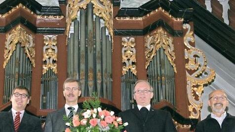 Erfreut über die gelungene Orgelrenovierung sind in Hausen (von links) Kirchenpfleger Wolfgang Leirich, Orgelbauer Michael Stumpf, Dekan Thomas Kessler und Organist Bugoslaw Spuziak. Foto: Bernd Czelustek