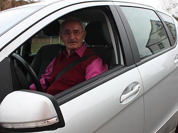 Helmut Schuck fährt noch jeden Tag mit dem Auto. Er nutzt es für Fahrten zu Verwandten, zum Arzt und zur Apotheke.  Foto: Robert Huger