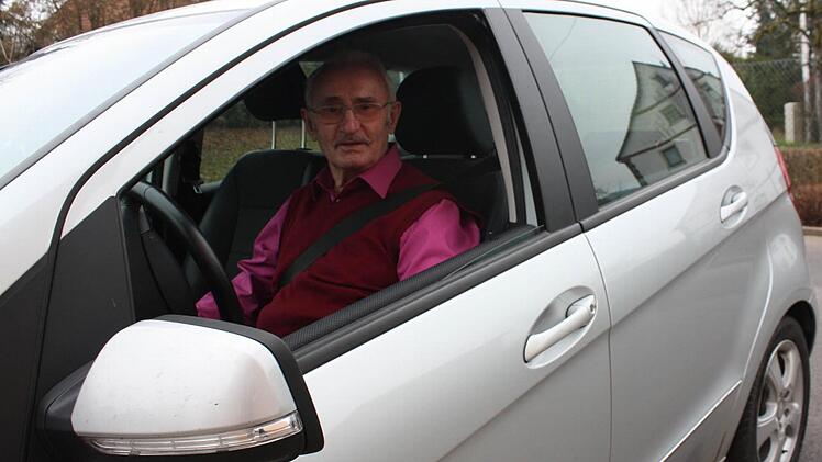 Helmut Schuck fährt noch jeden Tag mit dem Auto. Er nutzt es für Fahrten zu Verwandten, zum Arzt und zur Apotheke.  Foto: Robert Huger