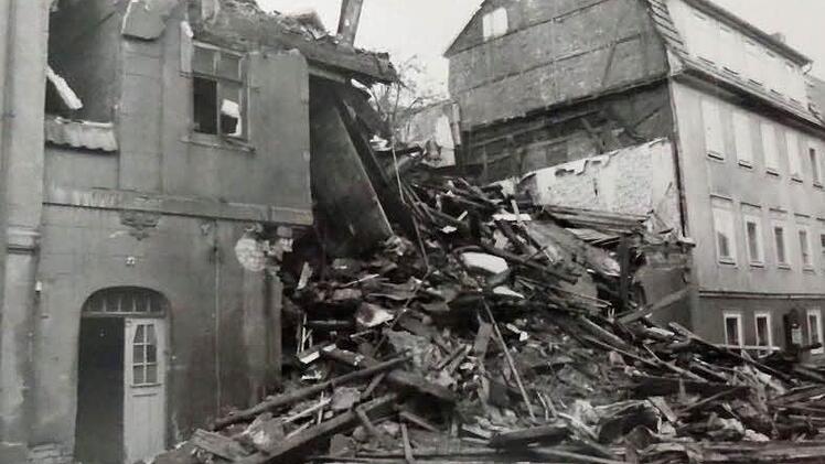 Ebenfalls abgerissen wurde das Gebäude auf der linken Seite (Foto vom Mai 1984). Foto: Archiv