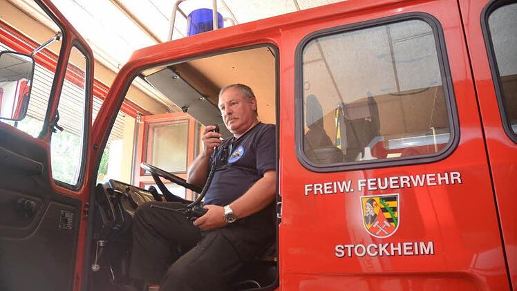 Detlef Heublein auf dem Einsatzfahrzeug der Stockheimer Feuerwehr. Foto: Karl-Heinz Hofmann
