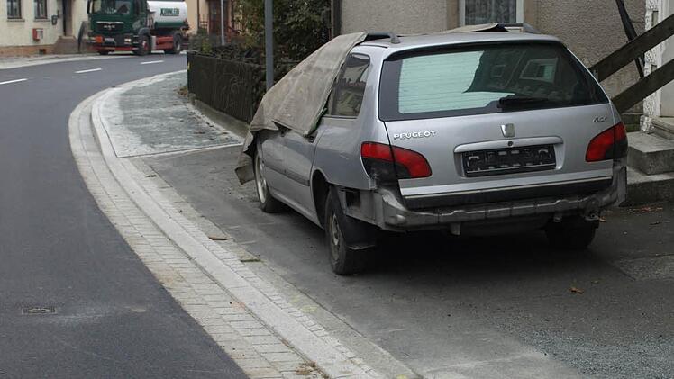 Der Gehweg vor dem Anwesen Nordhalbener Str. 63 a