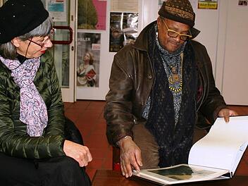 Famoudou Don Moye betrachtet im Staffelsteiner Museum die Fotos von Mitgliedern der 3511. Quartermaster Truck Company in Staffelstein von 1946, die vom John II Withers, USA, stammen. Foto: Adelheid Waschka