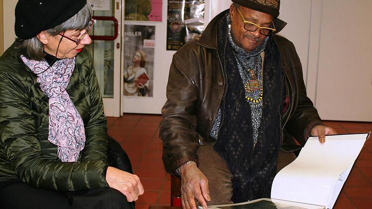 Famoudou Don Moye betrachtet im Staffelsteiner Museum die Fotos von Mitgliedern der 3511. Quartermaster Truck Company in Staffelstein von 1946, die vom John II Withers, USA, stammen. Foto: Adelheid Waschka