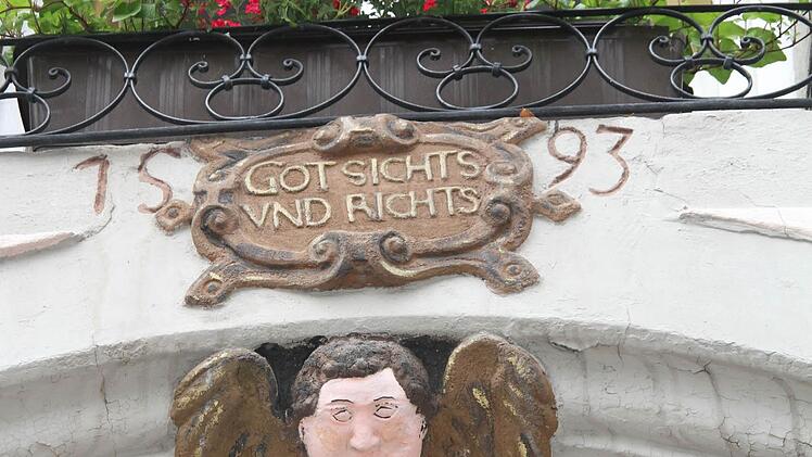 "Got sichts und richts" - diese Inschrift prangt über einem griechischen Restaurant in der Oberen Stadt. Foto: Sonny Adam