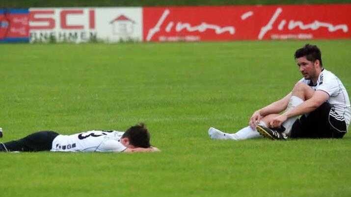 Die Enttäuschung bei den Spielern des DJK-SV Neufang nach der Niederlage gegen den TSV Bad Rodach war groß, denn damit ist der Abstieg in die Kreisklasse Kronach besiegelt. Foto: Timo Geldner