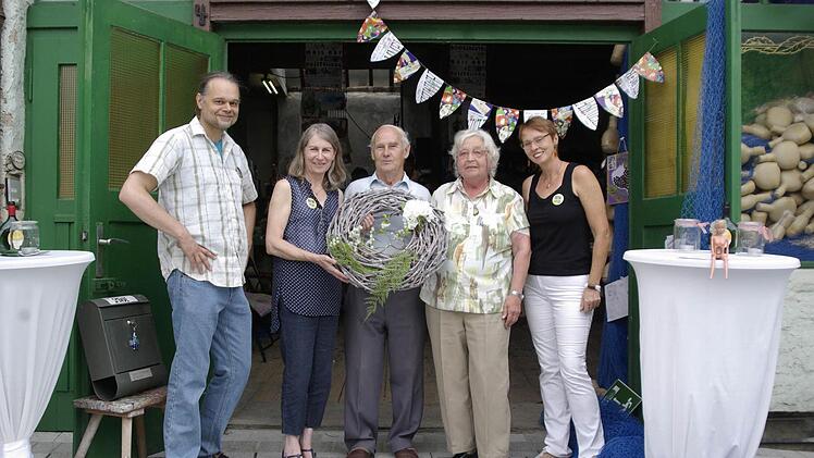 Ein "Dankeschön" an die Besitzer, die die Schreinerei zur Verfügung stellten (von links): Roland Halbritter, "kulturbunt"-Vorsitzende Andrea Mohr, das Ehepaar Erich und Erika Heinickel und "kulturbunt"-Vorstandsmitglied Karin Wengerter. Fotos: Winfried Ehling