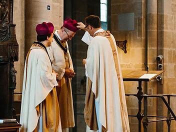 Domdekan Hubert Schiepek überreichte Markus Kohmann (links) und Thomas Teuchgräber jeweils das Kapitelskreuz als Zeichen der Zugehörigkeit. Fotos: Hendrik Steffens/Pressestelle des Erzbistums