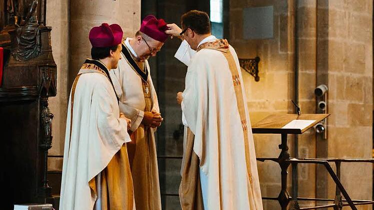 Domdekan Hubert Schiepek überreichte Markus Kohmann (links) und Thomas Teuchgräber jeweils das Kapitelskreuz als Zeichen der Zugehörigkeit. Fotos: Hendrik Steffens/Pressestelle des Erzbistums