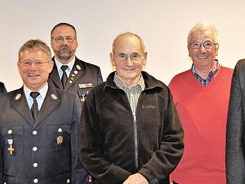 Bad Bocklets Bürgermeister Andreas Sandwall (rechts) und Vereinsvorsitzender Dominik Kutscher (von links) dankten den Jubilaren Harald Neugebauer und Erhard Hochrein (beide 40 Jahre Mitglied) sowie Albin Klöffel (60 Jahre) und Helmut Albert (50 Jahre) für jahrzehntelange Mitgliedschaft und aktive Unterstützung.  Foto: Sigismund von Dobschütz