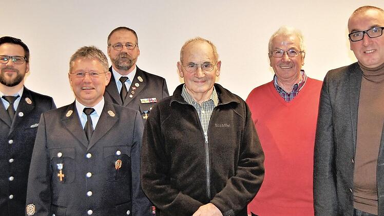 Bad Bocklets Bürgermeister Andreas Sandwall (rechts) und Vereinsvorsitzender Dominik Kutscher (von links) dankten den Jubilaren Harald Neugebauer und Erhard Hochrein (beide 40 Jahre Mitglied) sowie Albin Klöffel (60 Jahre) und Helmut Albert (50 Jahre) für jahrzehntelange Mitgliedschaft und aktive Unterstützung.  Foto: Sigismund von Dobschütz