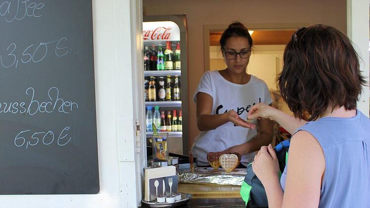 An schönen Tagen ist viel Betrieb am Kiosk von Astrid Bergmann.  Foto: Julia Raab